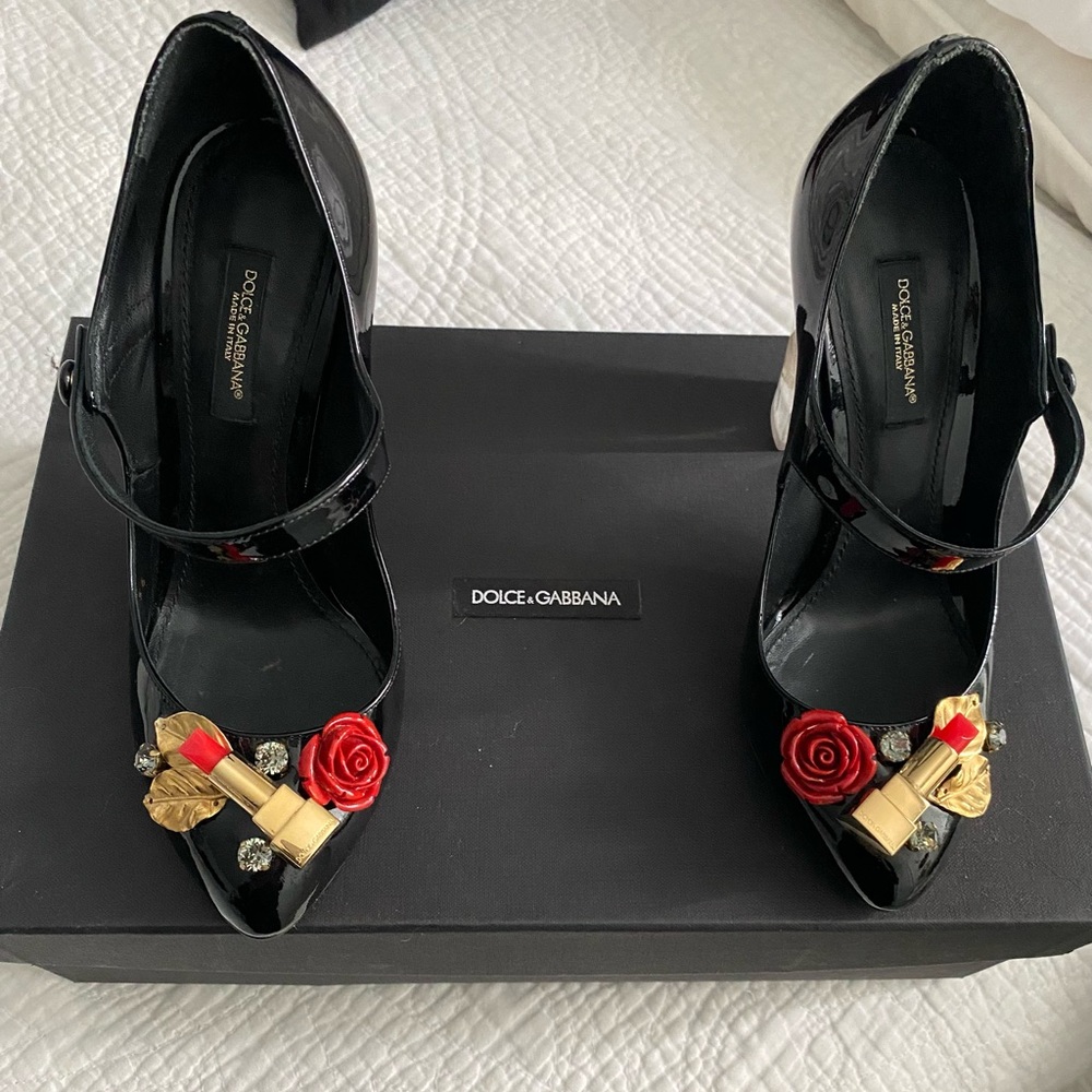 Dolce & Gabbana heals, state-of-the-art heal. One of a kind,cute black Maryjanes